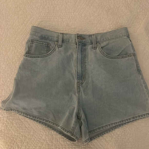 Women’s Levi’s Mom High Waisted Shorts - Picture 3 of 4
